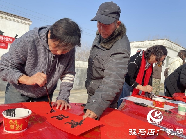 筆墨迎新春 文化潤?quán)l(xiāng)村