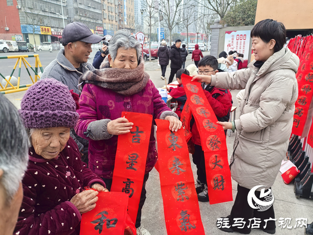 駐馬店市第二十八小學(xué)開(kāi)展義寫(xiě)春聯(lián)活動(dòng)