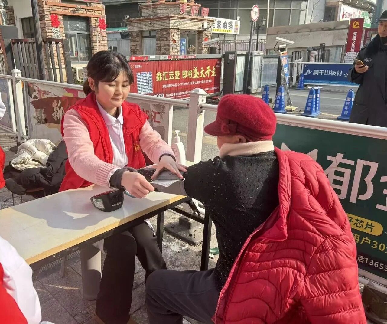 中醫(yī)護(hù)航血壓健康 義診服務(wù)情暖萊茵湖——駐馬店市中醫(yī)院開展社區(qū)惠民義診活動(dòng)