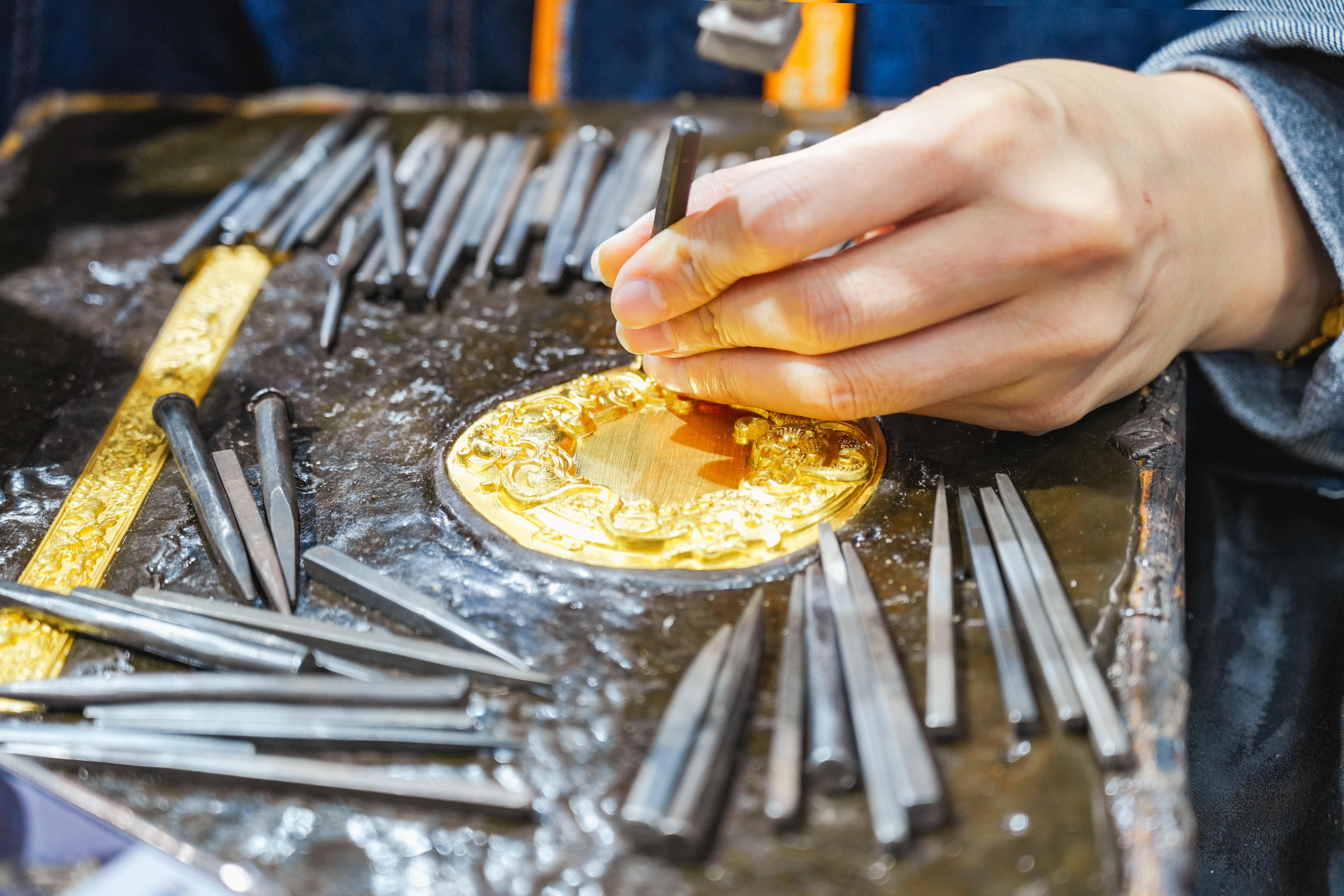 打金店“1個月掃出1700克金粉”引熱議 黃金加工損耗由誰承擔？