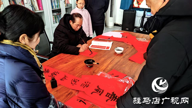 確山縣竹溝鎮(zhèn)：揮毫寫春聯(lián) 送福迎新年