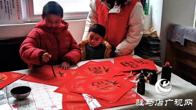 確山縣竹溝鎮(zhèn)：揮毫寫春聯(lián) 送福迎新年