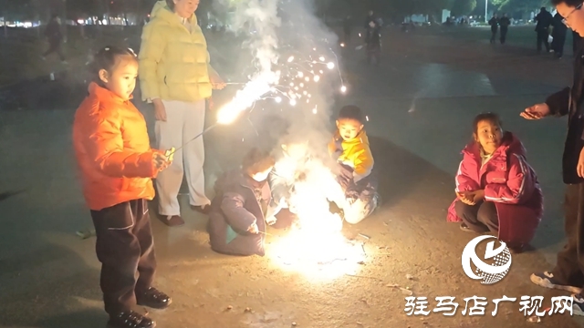 駐馬店:寒假親子時光添暖意 公共場所“陪伴熱”升溫