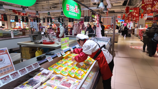 我市春節(jié)市場(chǎng)供應(yīng)貨豐價(jià)穩(wěn) 激活新春消費(fèi)新活力