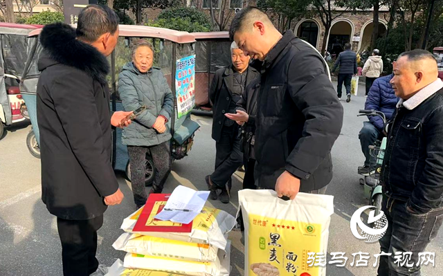 金山辦事處翟莊居委會開展新春福利發(fā)放活動