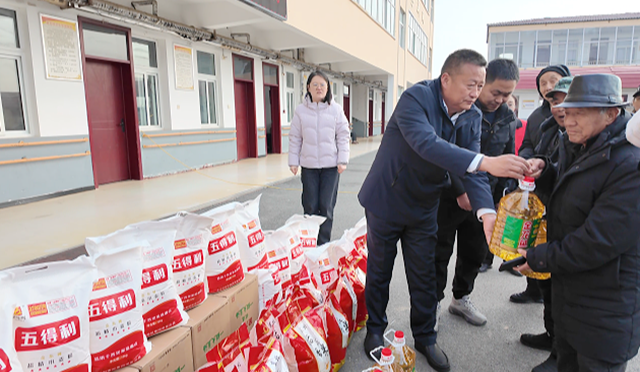 物資送關(guān)懷 戲曲暖人心