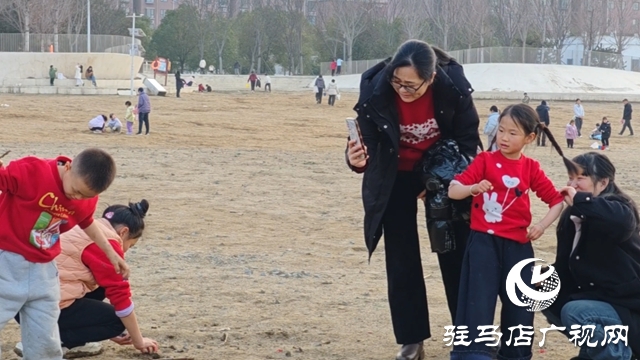 駐馬店:寒假親子時光添暖意 公共場所“陪伴熱”升溫