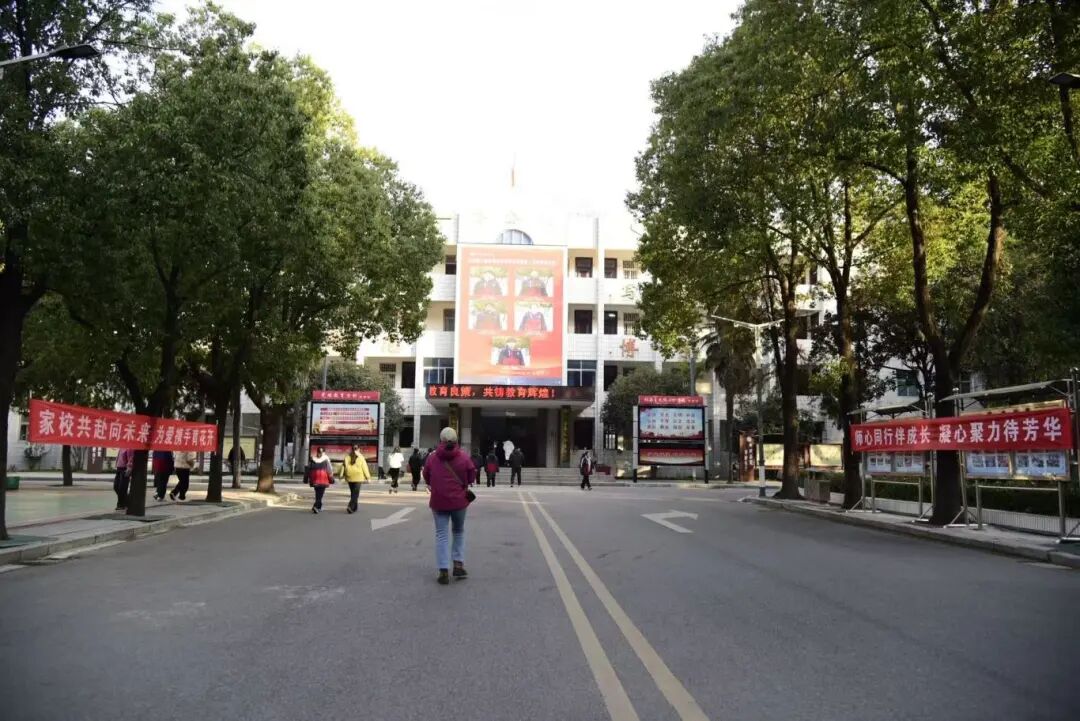  雙向奔赴育新苗，同心聚力赴征程——駐馬店育英中學(xué)高二高三年級(jí)家長(zhǎng)會(huì)