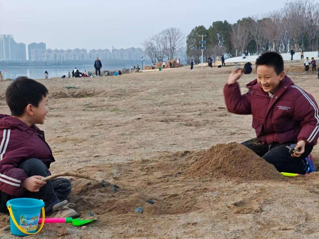 駐馬店：寒假親子時(shí)光添暖意 公共場所“陪伴熱”升溫