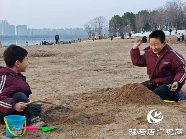 駐馬店:寒假親子時光添暖意 公共場所“陪伴熱”升溫