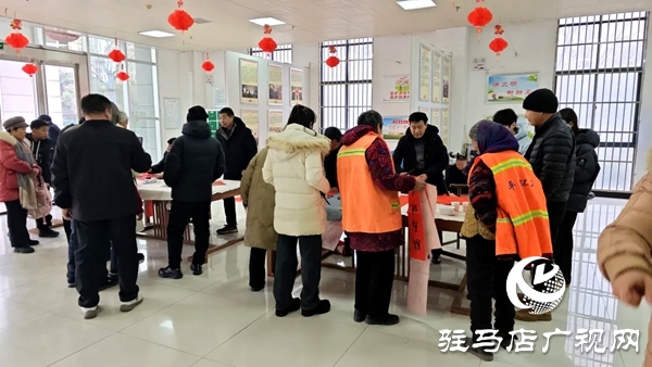 平輿縣文聯(lián)組織書(shū)法愛(ài)好者開(kāi)展“筆墨凝書(shū)香春聯(lián)送吉祥”文化惠民活動(dòng)