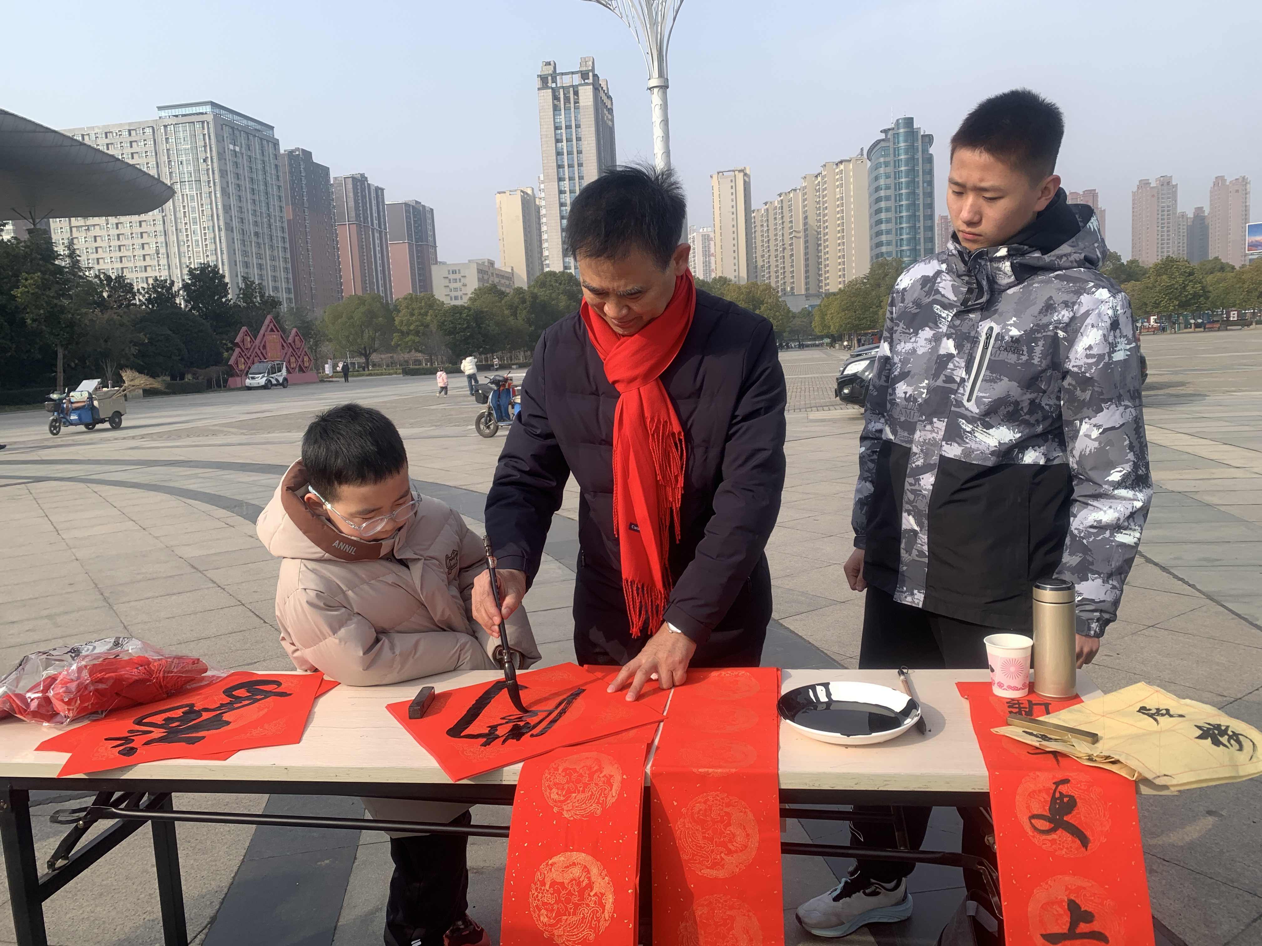 百花迎新 翰墨送福  駐馬店市文藝界義寫春聯(lián)公益活動溫暖舉行