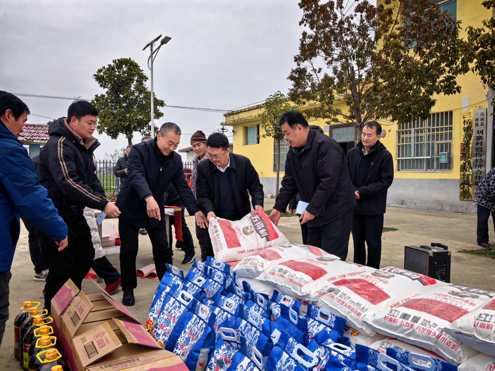 新春送暖潤(rùn)民心 校地同心促振興 --駐馬店幼專赴幫扶村開展2026年春節(jié)慰問(wèn)活動(dòng) 