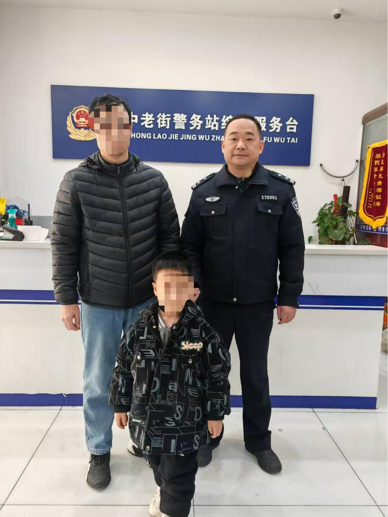 開(kāi)發(fā)區(qū)公安分局: 民警深夜暖心守護(hù)走失幼童