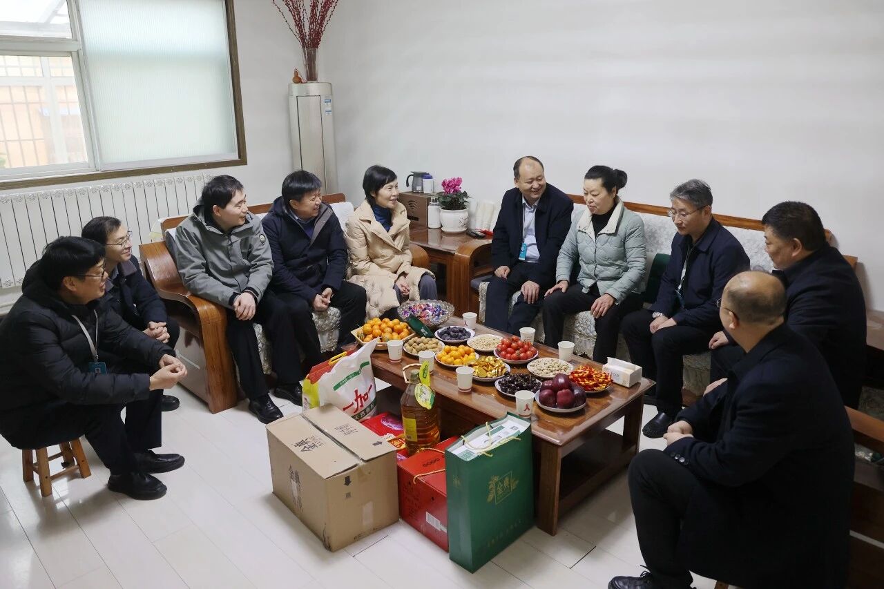 駐馬店市中心醫(yī)院組織走訪慰問勞模、困難職工和援疆人員