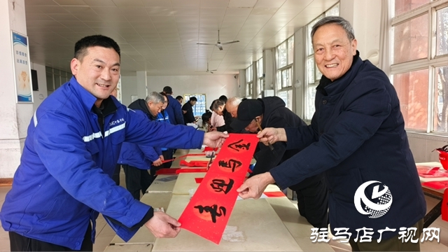 書法家揮毫送福 學(xué)子返鄉(xiāng)傳溫情