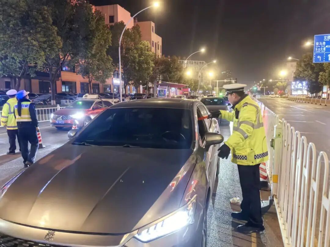駐馬店交警:夜查酒駕不松懈 守護平安不止步