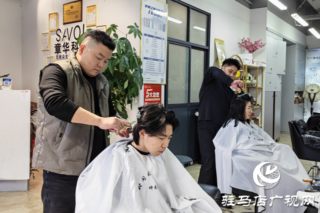 駐馬店節(jié)前理發(fā)店爆滿 “頭頂大事”拉滿新年儀式感