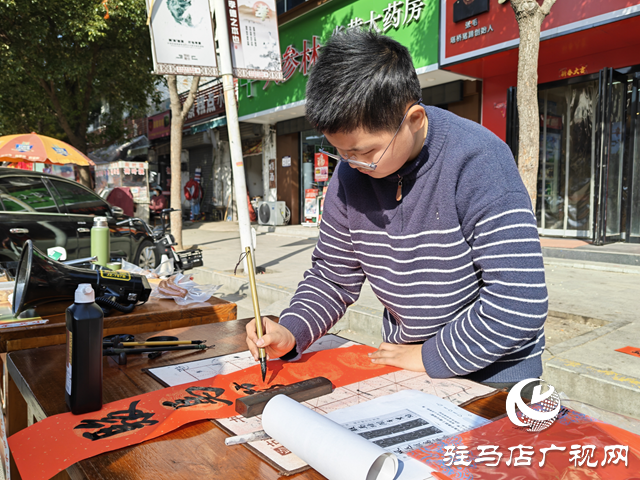 買鹵肉腸送春聯!關王廟街這對父子火了