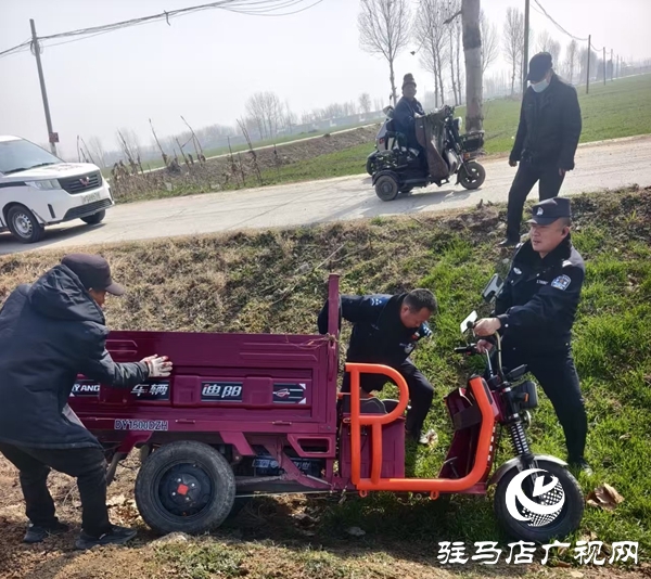 平輿縣六旬老人翻車墜溝底  郭樓派出所民輔警全力以赴救上岸