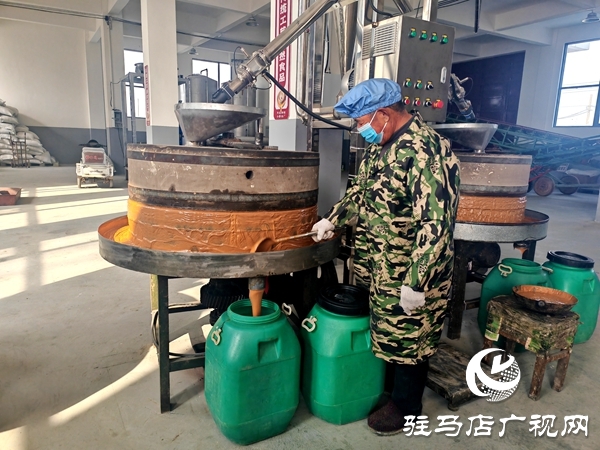 平輿縣平皇精制小磨油廠:非遺油香潤鄉(xiāng)鄰 匠心磨出“開門紅”
