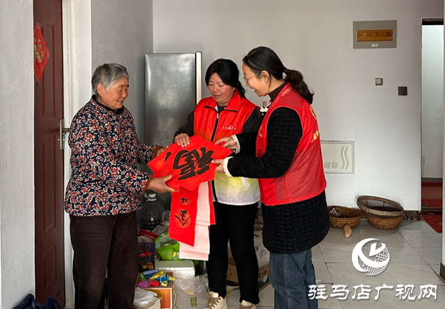 紅紙翻飛寫祝福 志愿接力暖寒冬