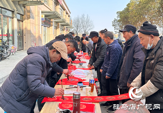 紅紙翻飛寫祝福 志愿接力暖寒冬