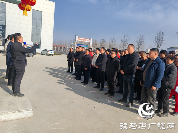 平輿縣李屯鎮(zhèn)：入企觀摩搭橋梁 現(xiàn)場簽約促就業(yè)