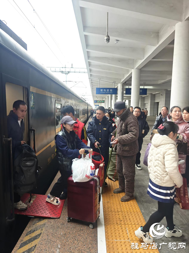 駐馬店站工作人員暖心幫扶視障旅客平安出行