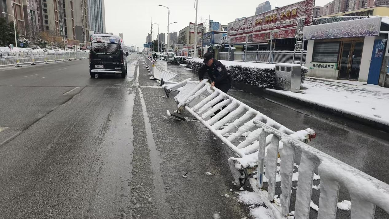 開發(fā)區(qū)：民警巡邏扶欄桿，護航出行顯擔(dān)當(dāng)