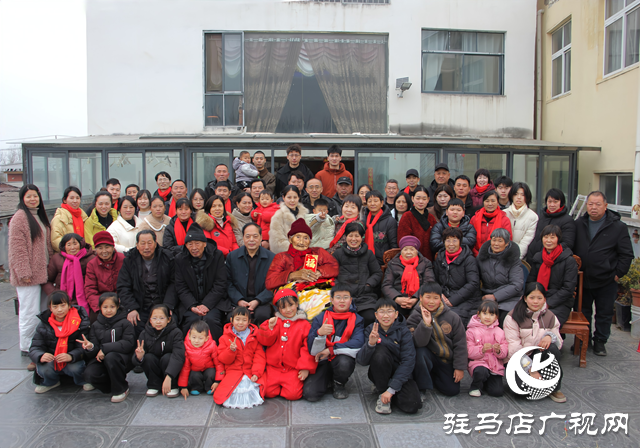 平輿縣楊埠鎮(zhèn):104歲老人蔡潘氏五世同堂 新春團圓盡顯家風(fēng)溫情