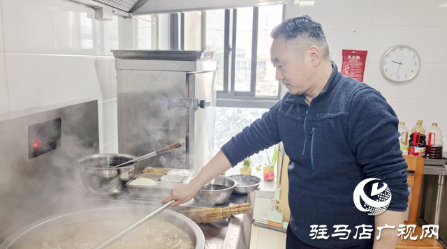 駐馬店西站:餃子飄香年味濃 堅守崗位亦團圓