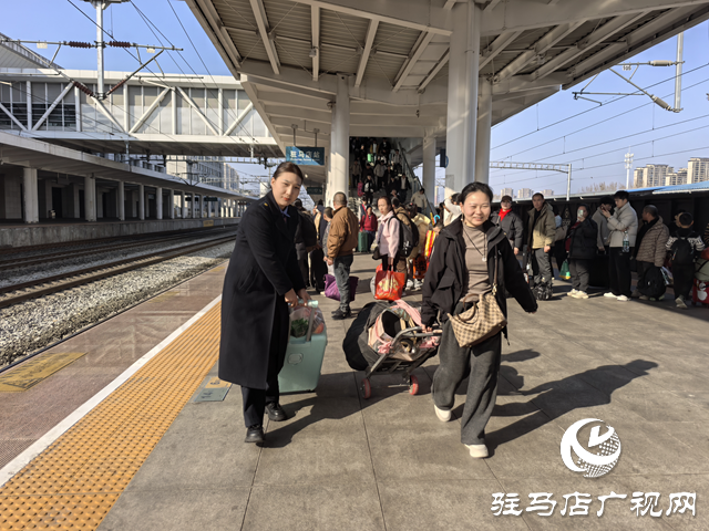 駐馬店站:讓“慢出行”搭載“暖服務(wù)” 用心守護(hù)“銀發(fā)”旅途