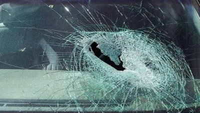 玻璃從天而降砸中違停車輛，誰來承擔(dān)責(zé)任？