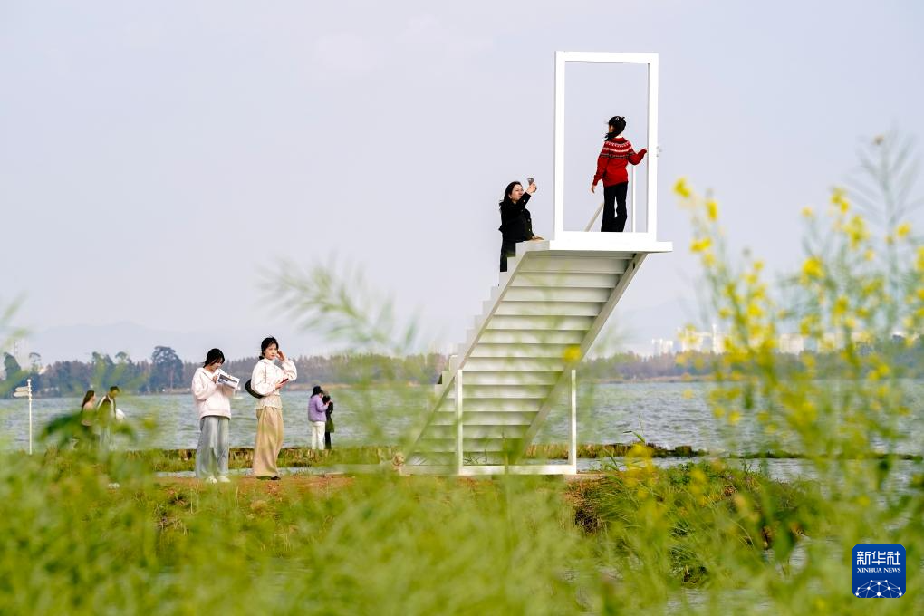 春日滇池引客來