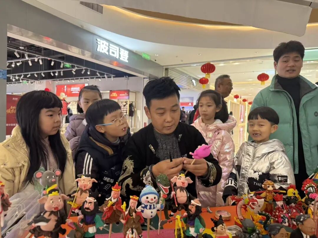 “天中華彩 福馬迎春”——非遺過大年·2026年駐馬店市非遺新春市集在玖隆茂購物公園熱鬧開市！