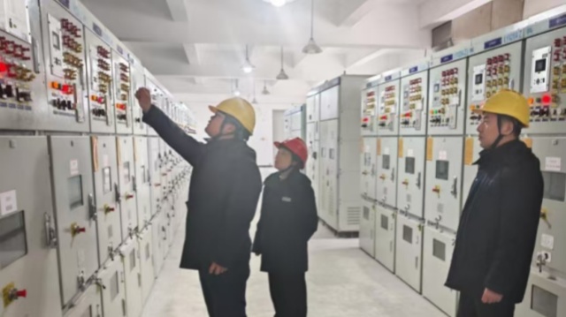 國網(wǎng)駐馬店供電公司：堅守保電一線 護航&ldquo;兩會&rdquo;召開