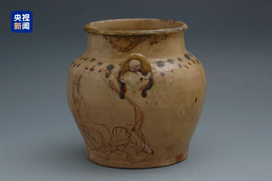 文博日歷丨唐代青瓷罐，透露了長(zhǎng)沙窯的“經(jīng)營(yíng)策略”