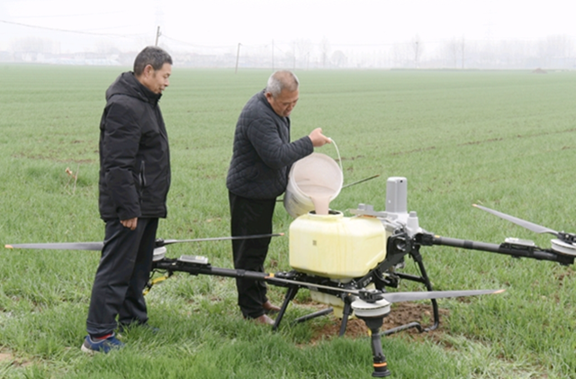 平輿縣：農(nóng)技人員現(xiàn)場(chǎng)“把脈” 122萬(wàn)畝小麥春管正當(dāng)時(shí)