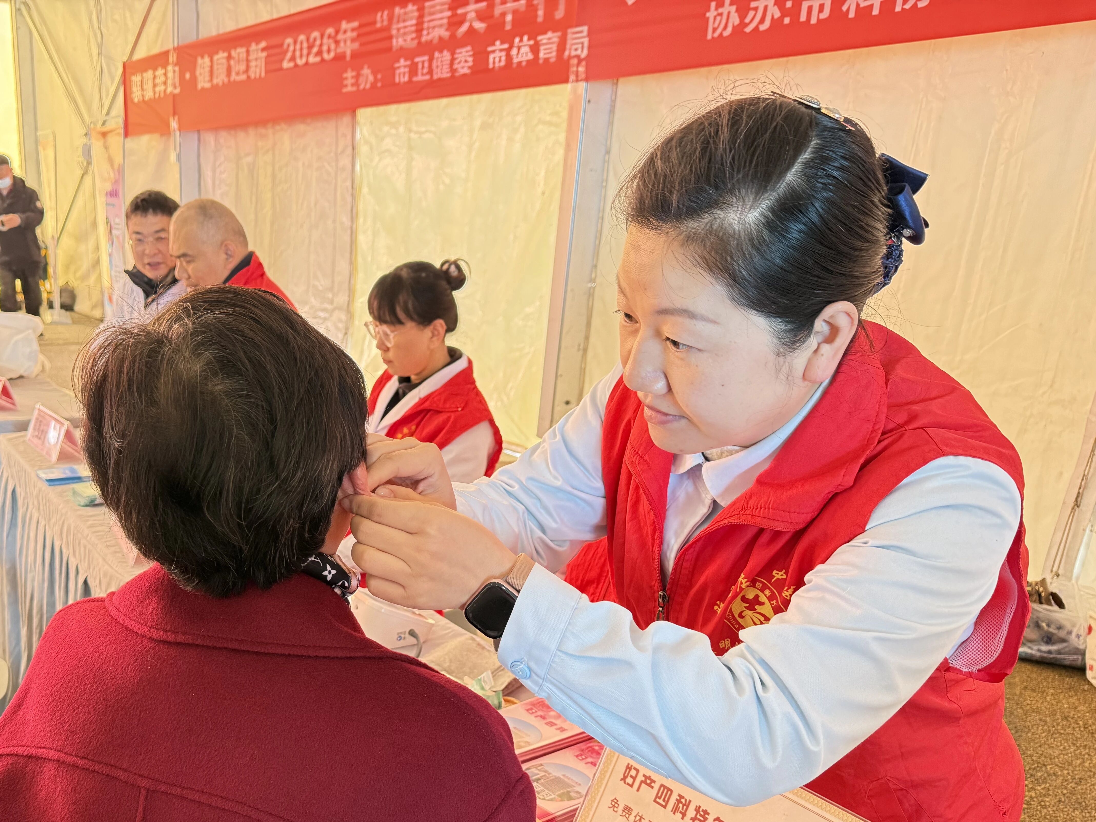 駐馬店市中醫(yī)院積極參與“健康天中行·大醫(yī)獻(xiàn)愛心”志愿服務(wù)專項(xiàng)行動(dòng)暨“健體融合”義診科普活動(dòng)