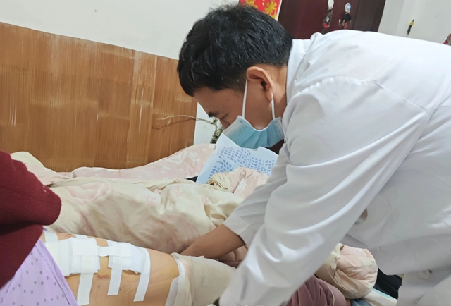 上門拆線解難題 延伸關(guān)愛暖人心 | 駐馬店市第二中醫(yī)院“豫健護(hù)理”上門服務(wù)彰顯醫(yī)者擔(dān)當(dāng)