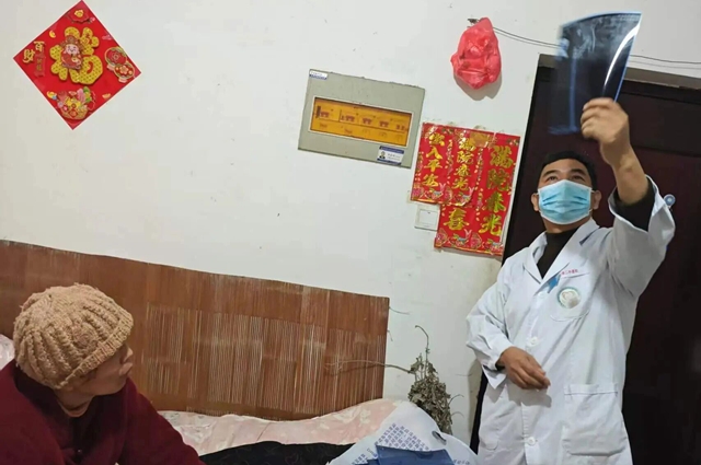 上門拆線解難題 延伸關(guān)愛暖人心 | 駐馬店市第二中醫(yī)院“豫健護(hù)理”上門服務(wù)彰顯醫(yī)者擔(dān)當(dāng)