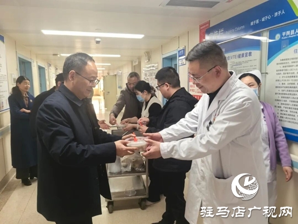 平輿縣人民醫(yī)院讓節(jié)日溫暖浸潤(rùn)病房
