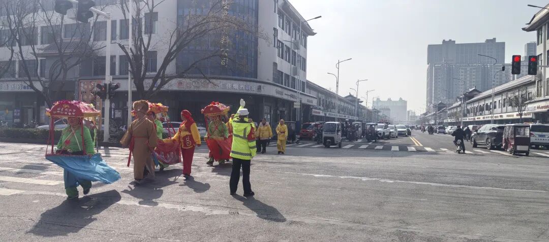 遂平交警哨聲嘹亮守平安