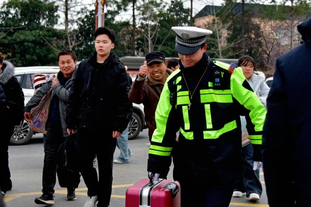 駐馬店：護(hù)航“超短學(xué)期”，平安全程在線