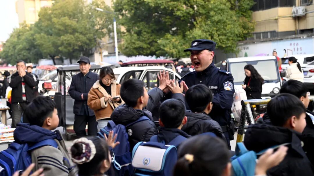 駐馬店：護(hù)航“超短學(xué)期”，平安全程在線