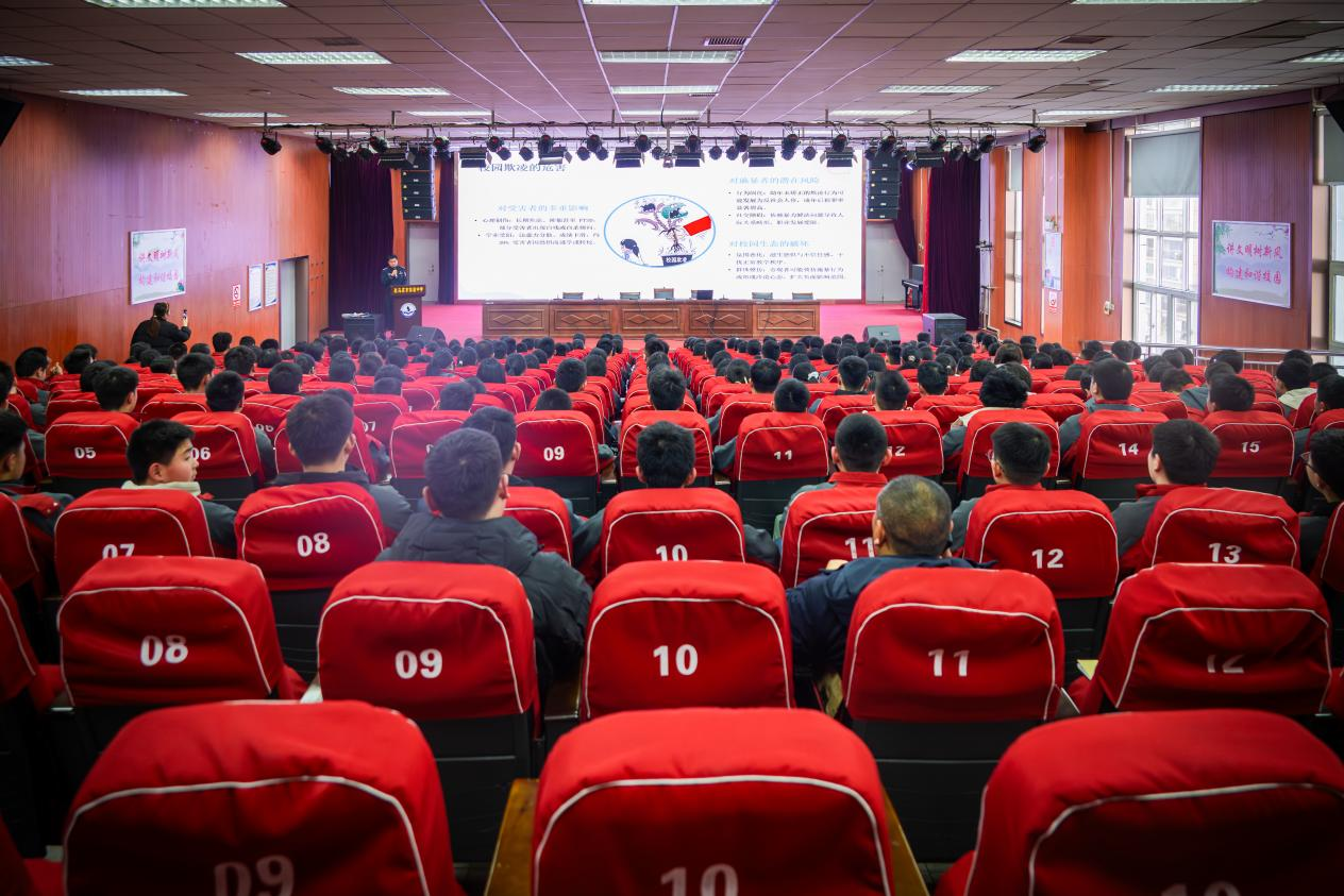 駐馬店市公安局經開區(qū)分局開展法治宣傳進校園活動