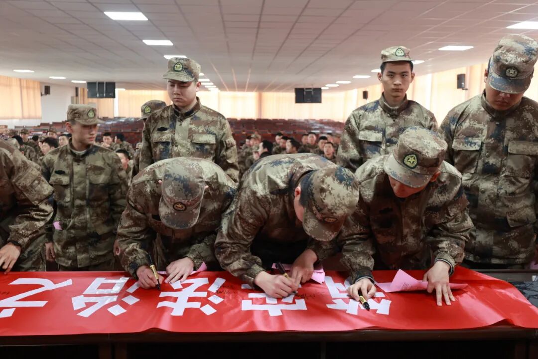 上蔡縣人民檢察院開展送法進(jìn)軍營活動