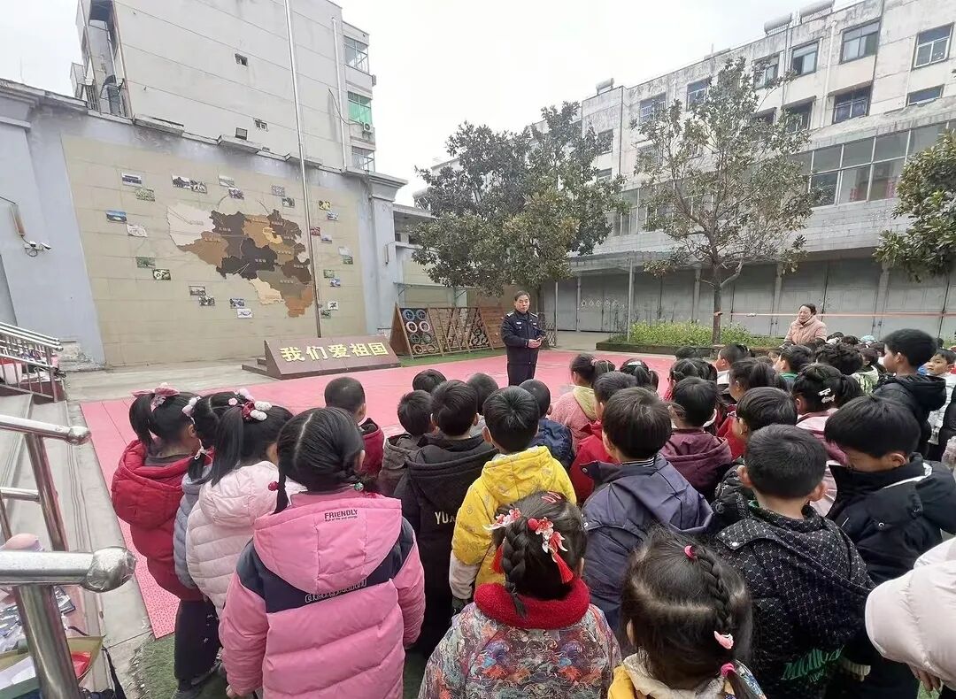 確山公安：法治護(hù)航開學(xué)季 平安守護(hù)伴成長(zhǎng)