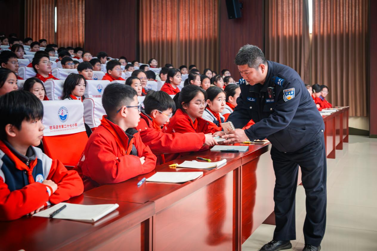 駐馬店市公安局經濟開發(fā)區(qū)分局： 法治進校園 平安伴成長
